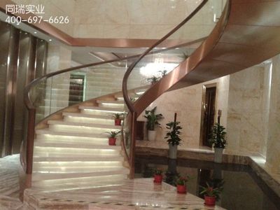 晶莹剔透的艺术品 探索玻璃楼梯的美学与实用价值