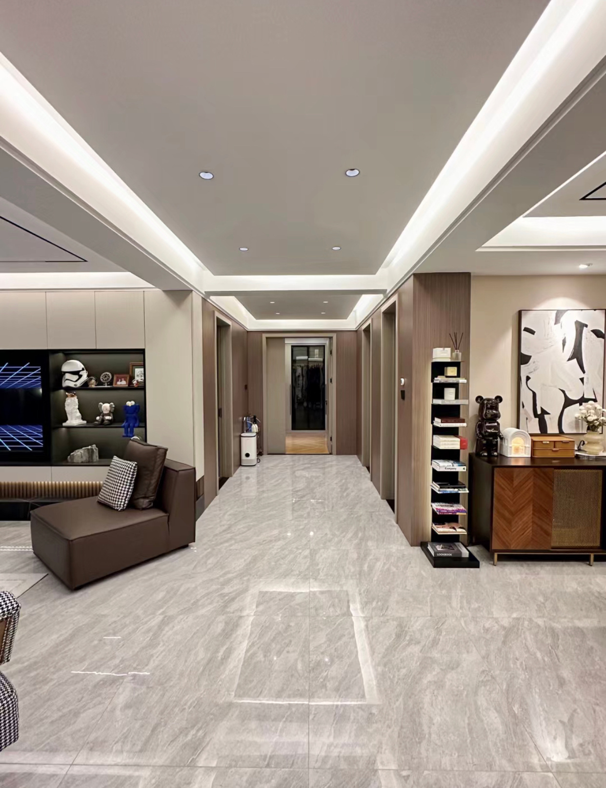 简约雅致的现代居所 无主灯照明与空间收纳的艺术